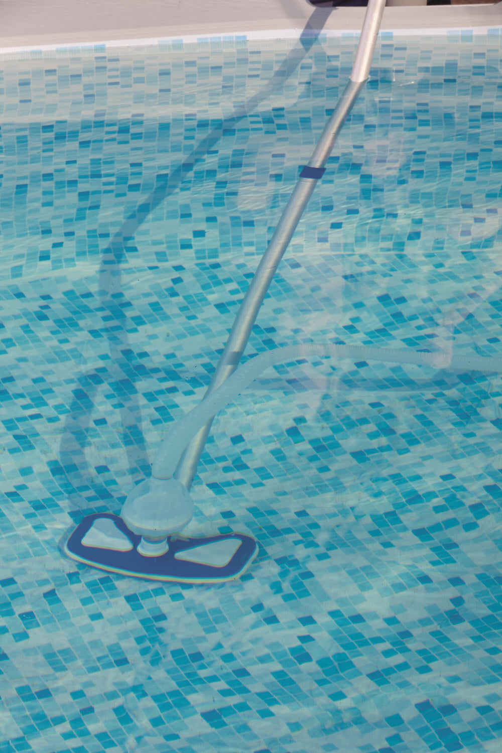 Bestway Aquaclean Pool Cleaning Kit (Contents:1 aluminum pole, 1 mesh netting, 1 skimmer, 1pc 7.5-metre hose, the minimum flow of pump adaptor is 2,006 L/h (530 gal./h), compatible with all pools)