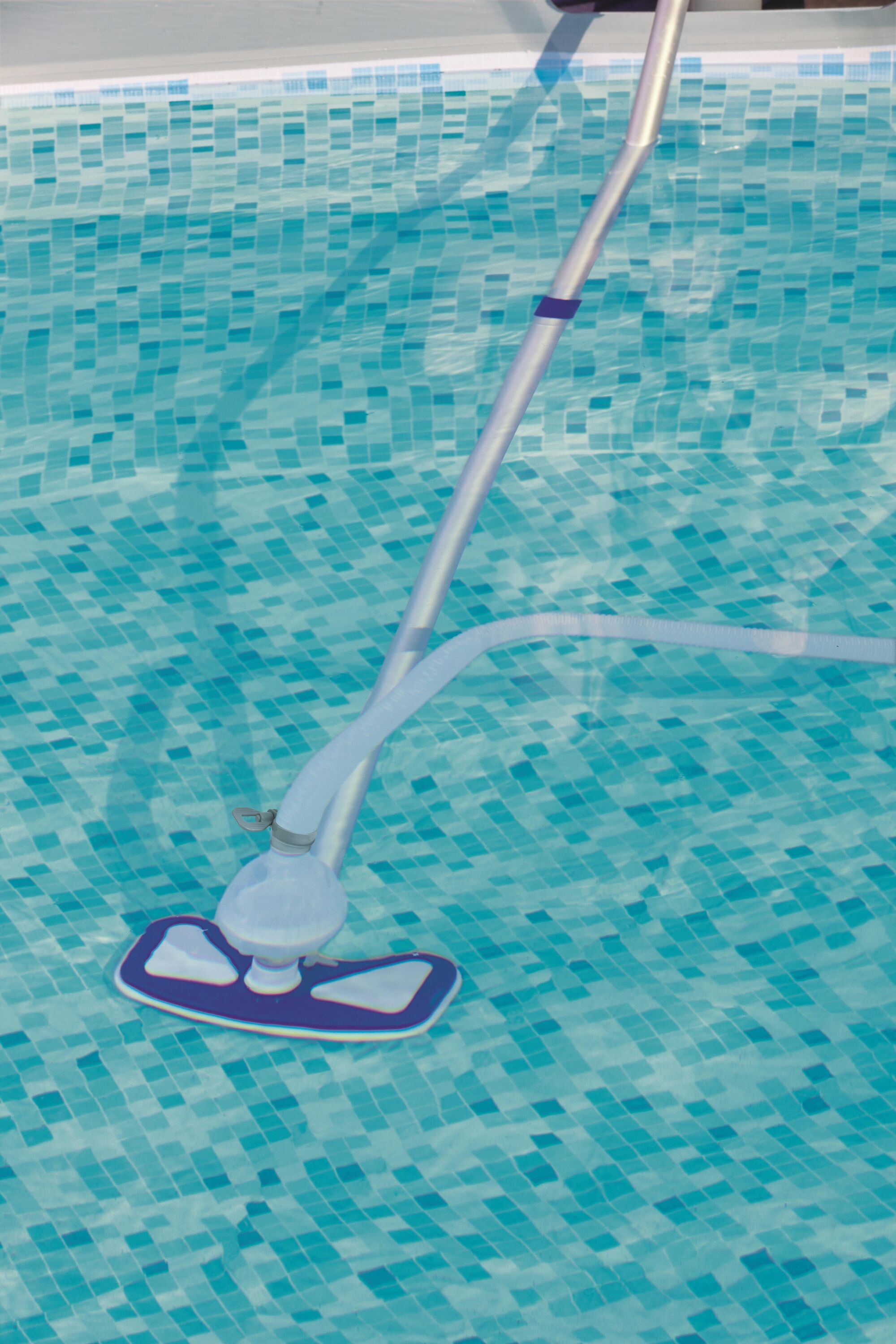 Bestway Aquaclean Pool Cleaning Kit (Contents:1 aluminum pole, 1 mesh netting, 1 skimmer, 1pc 7.5-metre hose, the minimum flow of pump adaptor is 2,006 L/h (530 gal./h), compatible with all pools)