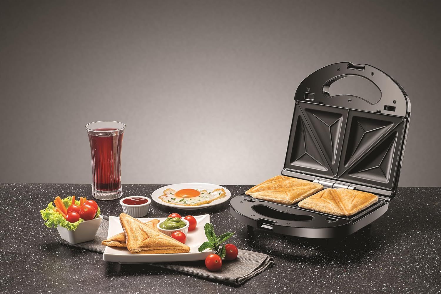 Black & Decker 3 In 1 Interchangeable 780W TS2130-B5, Grill & Waffle& Sandwich Maker Silver/Black - (International Warranty)